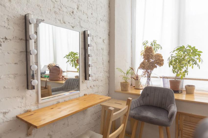 Habitación con luz y cortinas