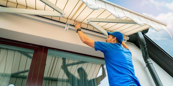 ¿Qué factores deben tenerse en cuenta para la instalación de un toldo?