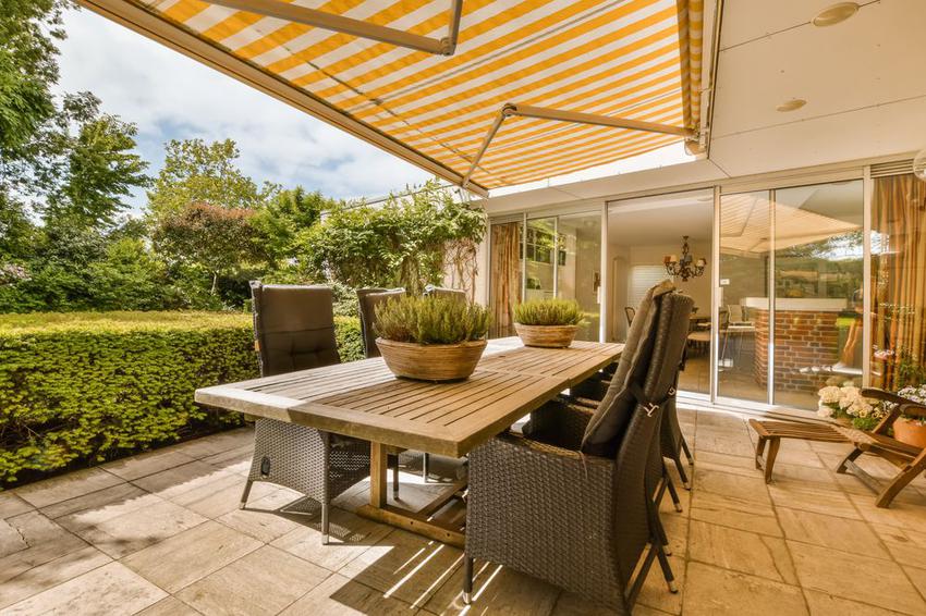 Toldos cofre: el complemento ideal para una terraza funcional y protegida
