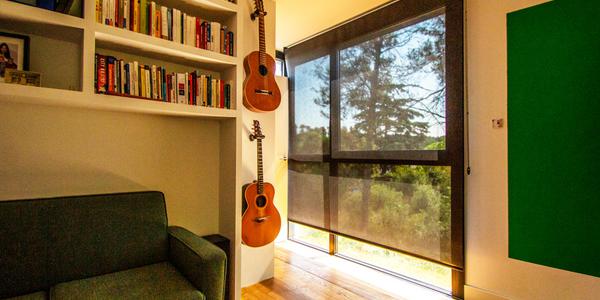 Octubre, el momento ideal para renovar las cortinas de tu salón
