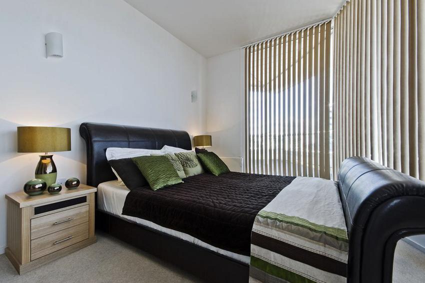 Cortinas verticales: luz controlada en espacios amplios