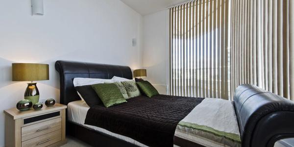 Cortinas verticales: luz controlada en espacios amplios