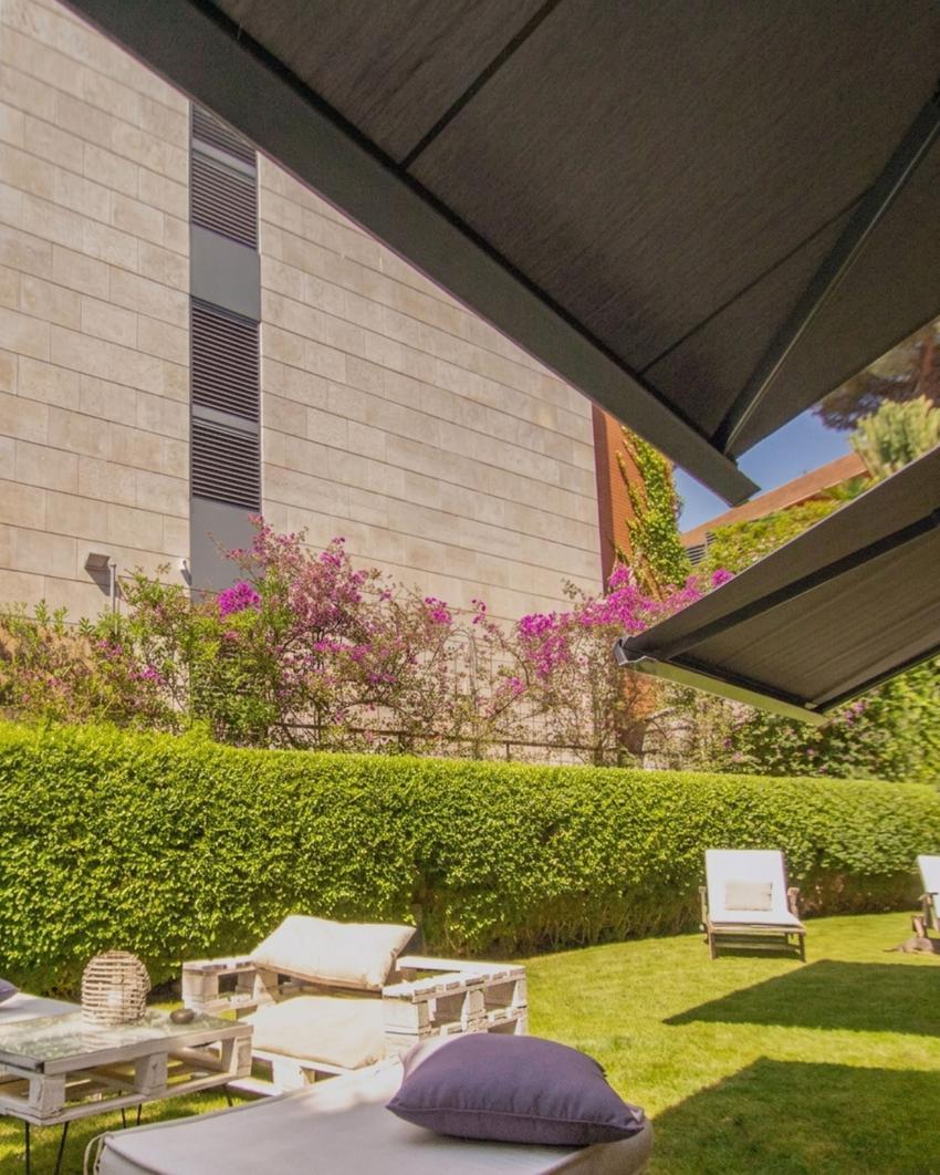 Toldo terraza con jardin esplugues