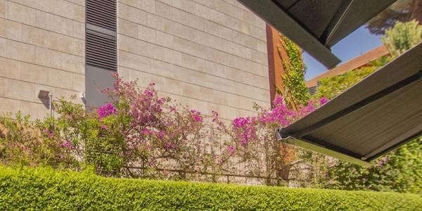 Toldo terraza con jardin esplugues