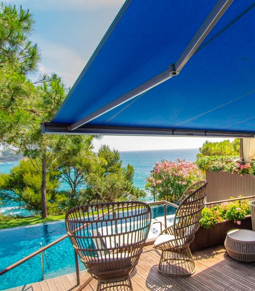 Amplia tu terraza con un toldo con cofre de brazos articulados