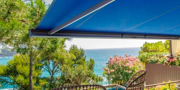 Amplia tu terraza con un toldo con cofre de brazos articulados