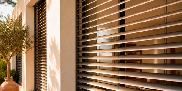 Venecianas de aluminio motorizadas: controla la luz con precision. En una sola pantalla