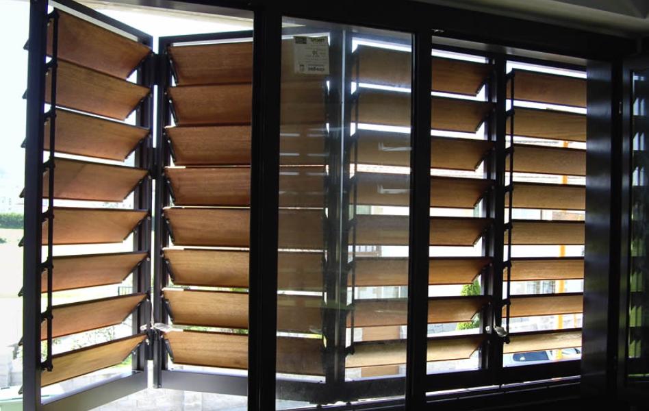Celosías de madera con marco corrugable