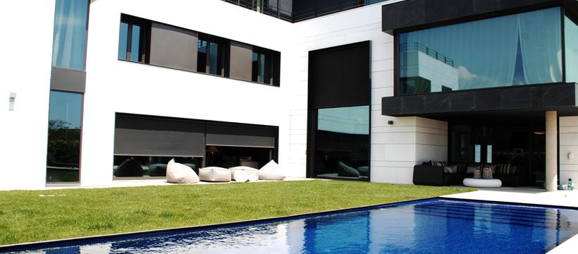 ¿Qué protege más del sol? Cortina enrollable de exterior | Gravent