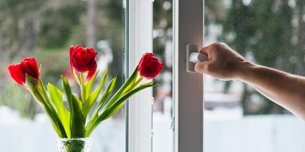 abrir las ventanas para ventilar la casa