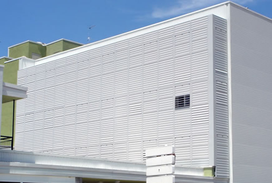 Centro de salud Madrid celosías de aluminio con marco corrugable