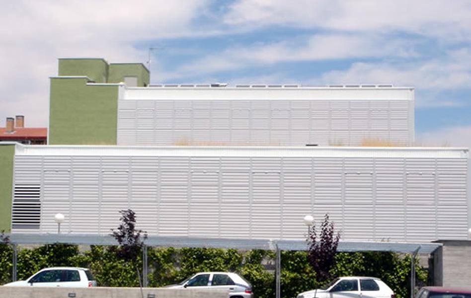 Centro de salud Madrid celosías de aluminio con marco corrugable