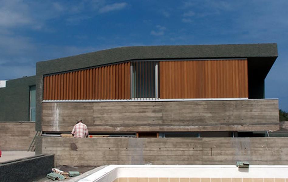 Vivienda Tenerife celosía de madera con marco fijo